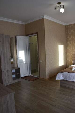 Гостевой дом Traveler Kazbegi Guesthouse Степанцминда Двухместный номер Делюкс с 1 кроватью и балконом-5