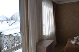 Гостевой дом Traveler Kazbegi Guesthouse Степанцминда Двухместный номер с 1 кроватью и балконом-7
