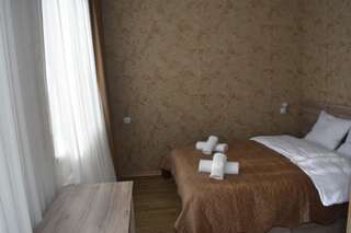 Гостевой дом Traveler Kazbegi Guesthouse Степанцминда Двухместный номер с 1 кроватью и балконом-11