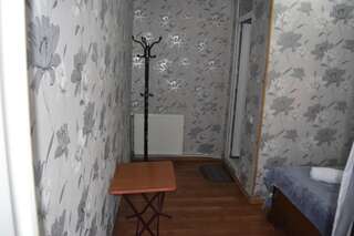 Гостевой дом Traveler Kazbegi Guesthouse Степанцминда Двухместный номер с 1 кроватью и собственной ванной комнатой-2